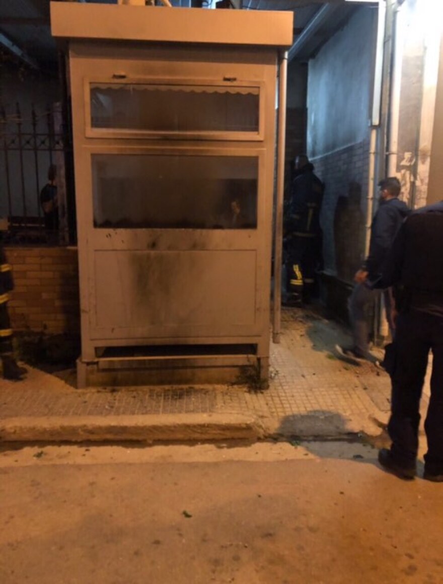 Καταδρομική επίθεση κουκουλοφόρων με μολότοφ στο Α.Τ. Καισαριανής