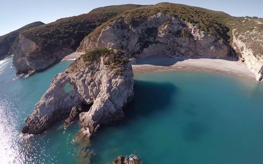 Ο Guardian «ψηφίζει» Ελλάδα για το καλοκαίρι - Το τοπ 10 των ελληνικών προορισμών 