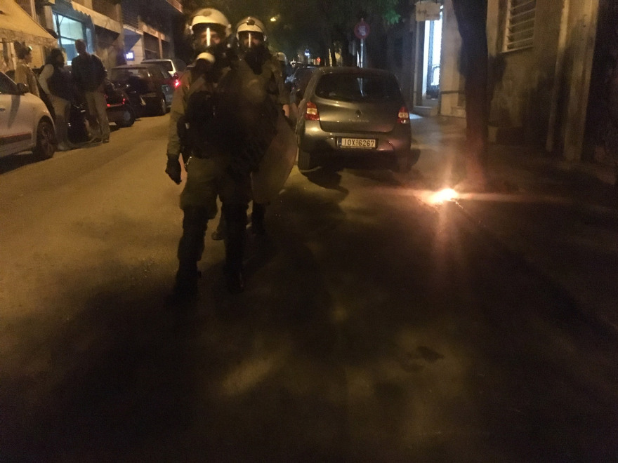 Βροχή από μολότοφ στα γραφεία του ΠΑΣΟΚ μετά την πορεία για τον Κουφοντίνα 