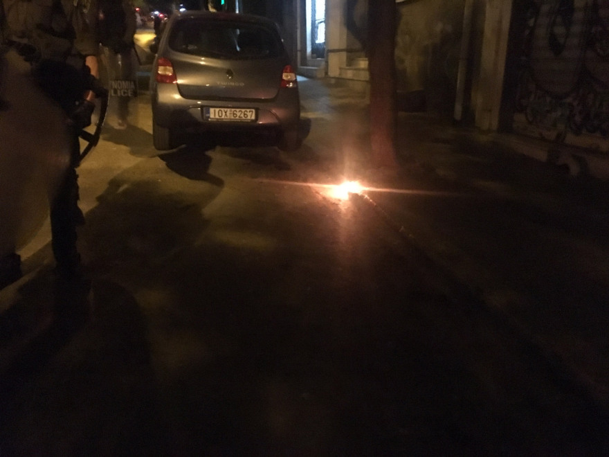 Βροχή από μολότοφ στα γραφεία του ΠΑΣΟΚ μετά την πορεία για τον Κουφοντίνα 