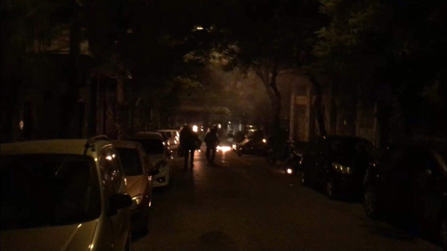 Βροχή από μολότοφ στα γραφεία του ΠΑΣΟΚ μετά την πορεία για τον Κουφοντίνα 