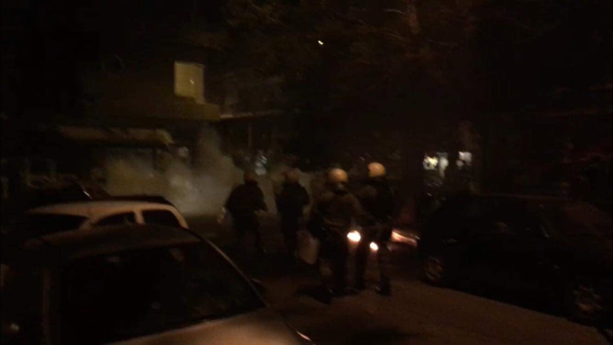 Βροχή από μολότοφ στα γραφεία του ΠΑΣΟΚ μετά την πορεία για τον Κουφοντίνα 