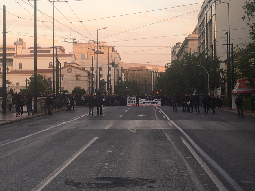 Βροχή από μολότοφ στα γραφεία του ΠΑΣΟΚ μετά την πορεία για τον Κουφοντίνα 