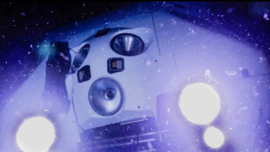 Έκανε τη βαθύτερη κατάδυση στην ιστορία στην Τάφρο των Μαριάνων και βρήκε στον βυθό... σκουπίδια!