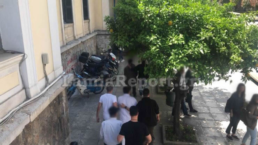 Φρίκη στη Λαμία: Ο «πατέρας» έδενε με αλυσίδα την ανάπηρη κόρη του και την εξέδιδε