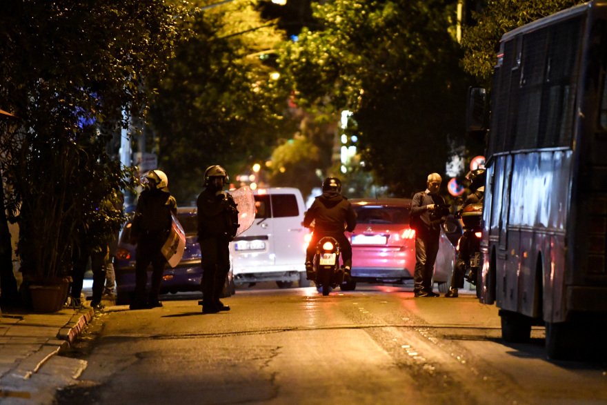 Μολότοφ σε ΜΑΤ και τα ξημερώματα μετά τη «βροχή» στα γραφεία του ΠΑΣΟΚ - Νέα συγκέντρωση για την «άδεια Κουφοντίνα»