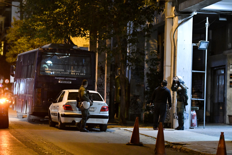 Μολότοφ σε ΜΑΤ και τα ξημερώματα μετά τη «βροχή» στα γραφεία του ΠΑΣΟΚ - Νέα συγκέντρωση για την «άδεια Κουφοντίνα»