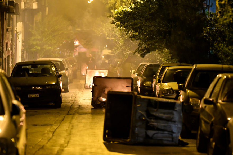 Μολότοφ σε ΜΑΤ και τα ξημερώματα μετά τη «βροχή» στα γραφεία του ΠΑΣΟΚ - Νέα συγκέντρωση για την «άδεια Κουφοντίνα»