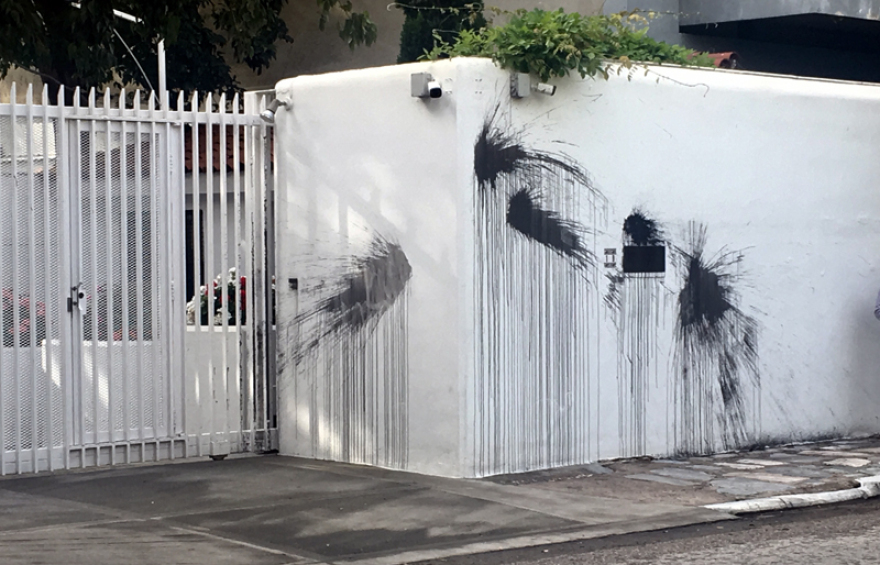 Πέταξαν μπογιές στο σπίτι του Αμερικανού πρέσβη 