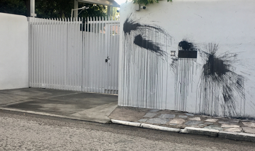 Πέταξαν μπογιές στο σπίτι του Αμερικανού πρέσβη 