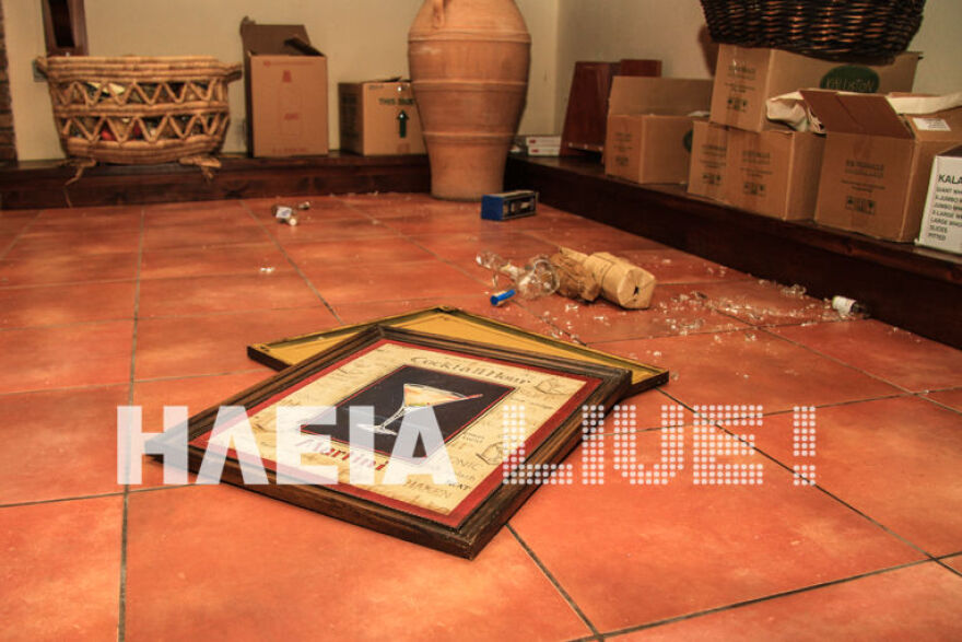 Φωτογραφίες: Ζημιές από τους σεισμούς στην Ηλεία - Βράχος έπεσε σε αυλή σπιτιού