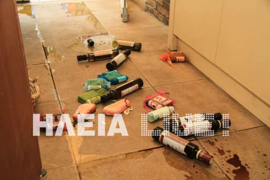 Φωτογραφίες: Ζημιές από τους σεισμούς στην Ηλεία - Βράχος έπεσε σε αυλή σπιτιού