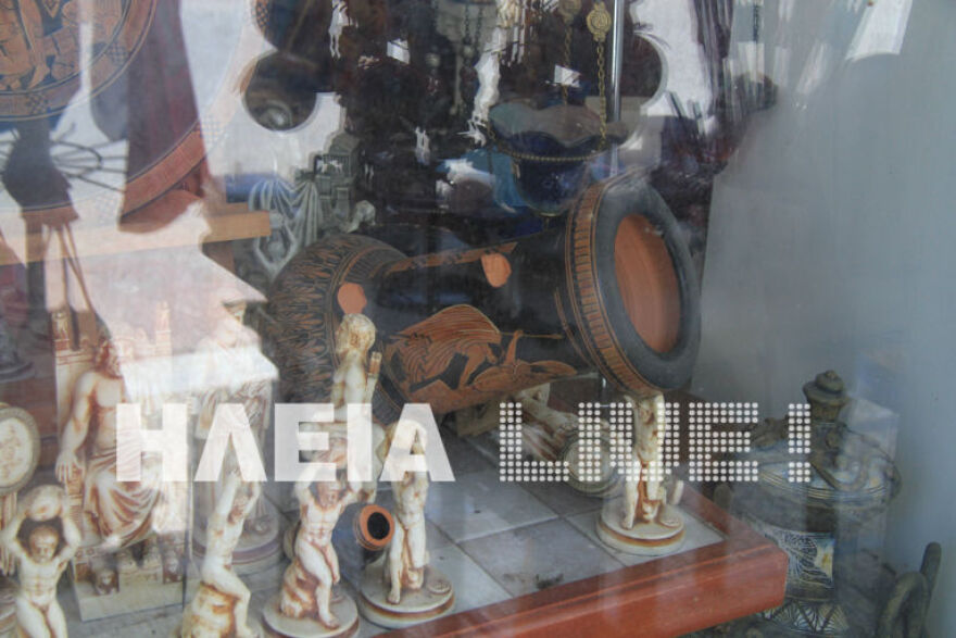 Φωτογραφίες: Ζημιές από τους σεισμούς στην Ηλεία - Βράχος έπεσε σε αυλή σπιτιού