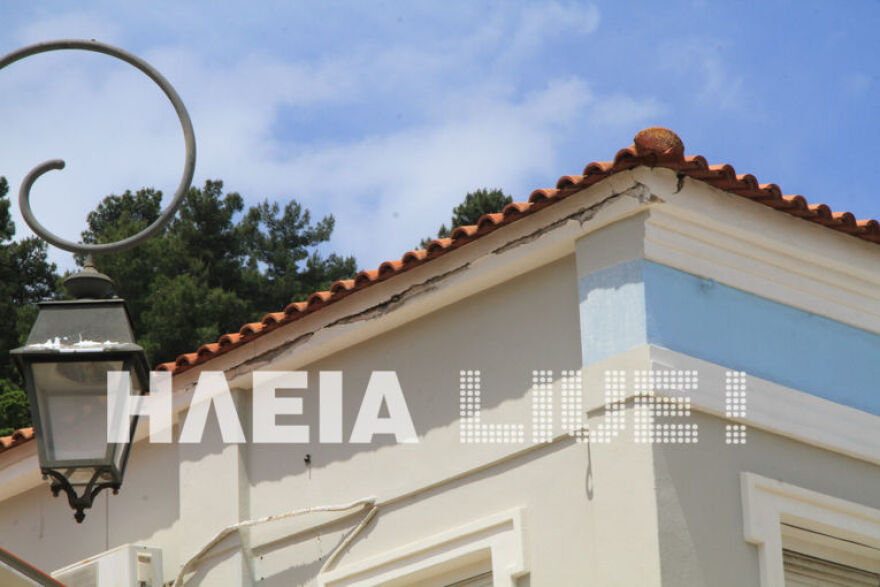 Φωτογραφίες: Ζημιές από τους σεισμούς στην Ηλεία - Βράχος έπεσε σε αυλή σπιτιού