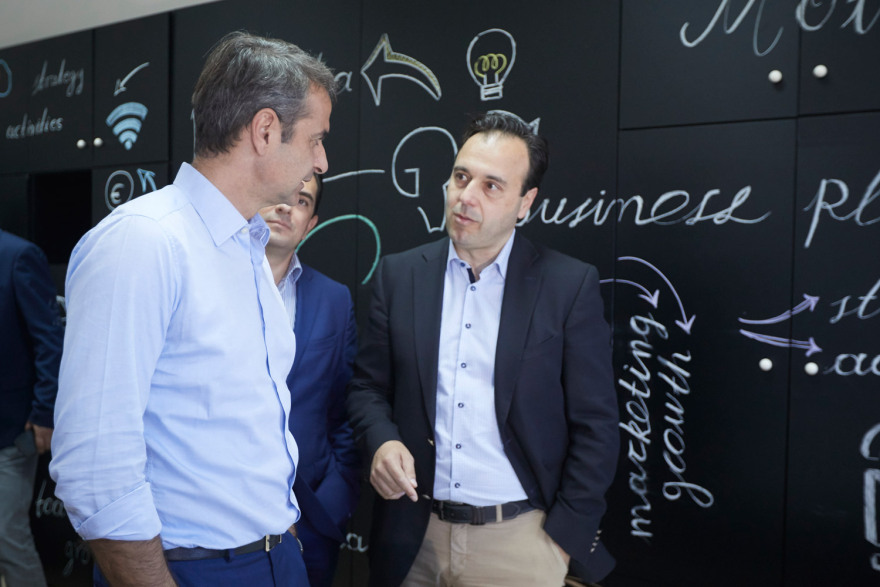 Βίντεο: Ο Μητσοτάκης επισκέφθηκε  εκλογικό περίπτερο του ΣΥΡΙΖΑ