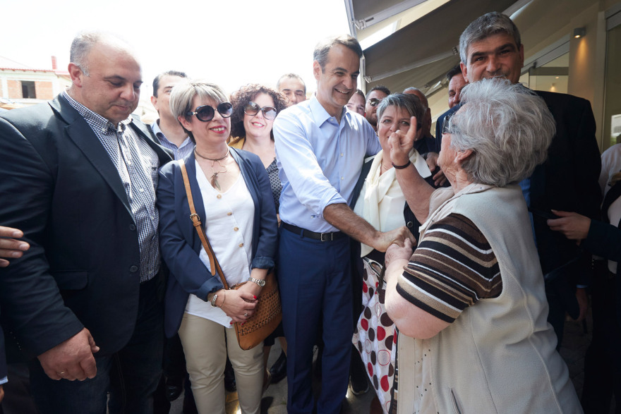 Βίντεο: Ο Μητσοτάκης επισκέφθηκε  εκλογικό περίπτερο του ΣΥΡΙΖΑ