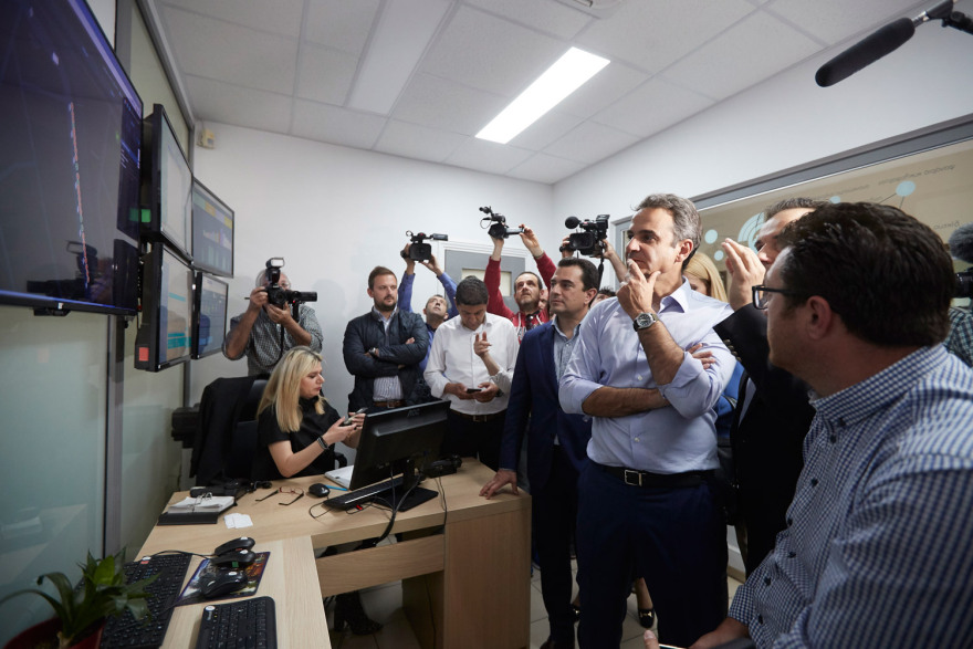 Βίντεο: Ο Μητσοτάκης επισκέφθηκε  εκλογικό περίπτερο του ΣΥΡΙΖΑ