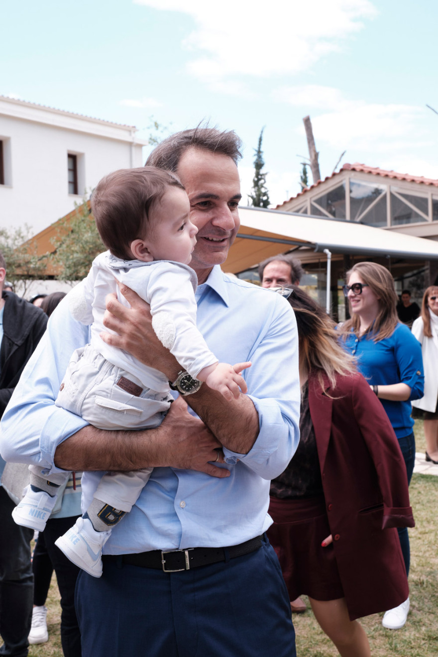 Βίντεο: Ο Μητσοτάκης επισκέφθηκε  εκλογικό περίπτερο του ΣΥΡΙΖΑ