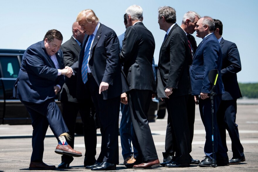 Ο αντικυβερνήτης της Λουιζιάνα υποδέχτηκε τον Τραμπ δείχνοντάς του με περηφάνια... τις κάλτσες του!