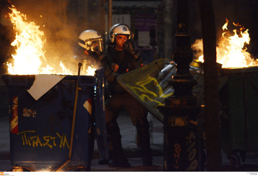 Βίντεο: Επίθεση αντιεξουσιαστών με μολότοφ σε αστυνομικούς στη Θεσσαλονίκη