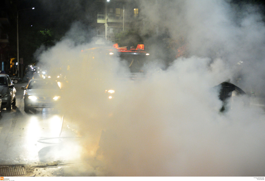 Βίντεο: Επίθεση αντιεξουσιαστών με μολότοφ σε αστυνομικούς στη Θεσσαλονίκη