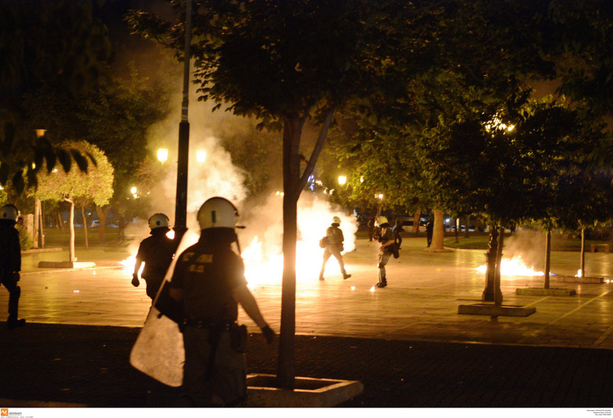 Βίντεο: Επίθεση αντιεξουσιαστών με μολότοφ σε αστυνομικούς στη Θεσσαλονίκη