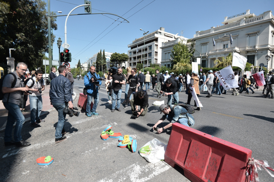 Πορεία ΠΟΕΔΗΝ: Πλαστικές...βαρκούλες και πούρα πέταξαν οι διαδηλωτές έξω από το Μαξίμου