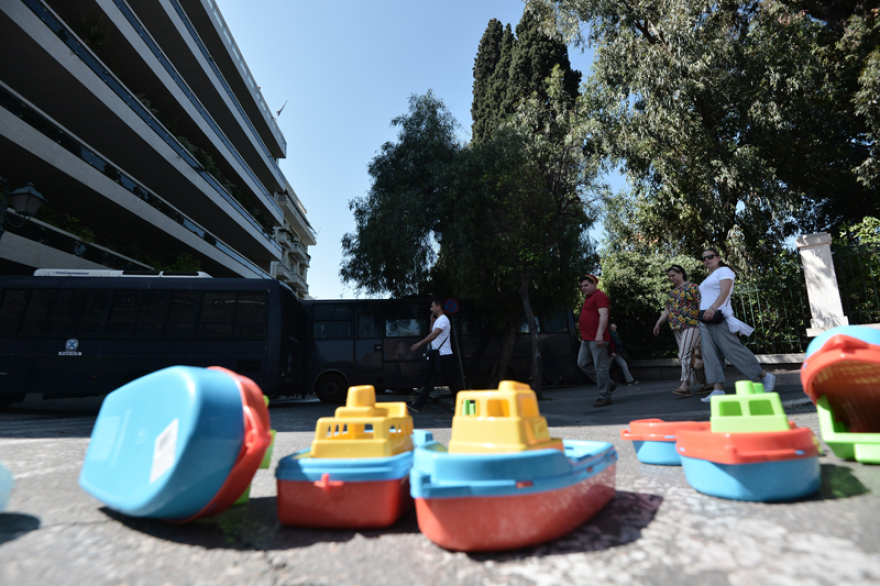 Πορεία ΠΟΕΔΗΝ: Πλαστικές...βαρκούλες και πούρα πέταξαν οι διαδηλωτές έξω από το Μαξίμου