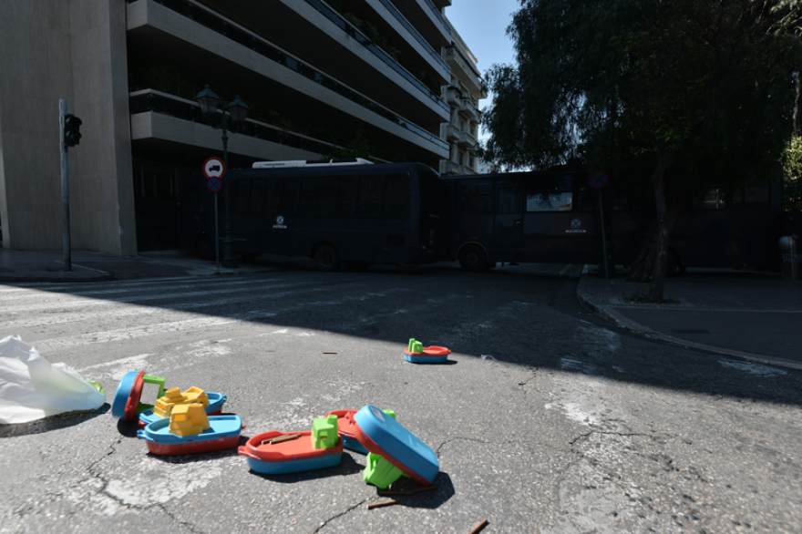 Πορεία ΠΟΕΔΗΝ: Πλαστικές...βαρκούλες και πούρα πέταξαν οι διαδηλωτές έξω από το Μαξίμου