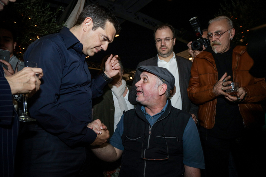 Ο ράπερ Υποχθόνιος εξηγεί στον Τσίπρα τι σημαίνει… «μαμά»