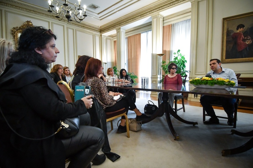 Υποσχέσεις Τσίπρα και στις σχολικές καθαρίστριες: Έταξε αυξήσεις, επανένταξη στα βαρέα και διετείς συμβάσεις