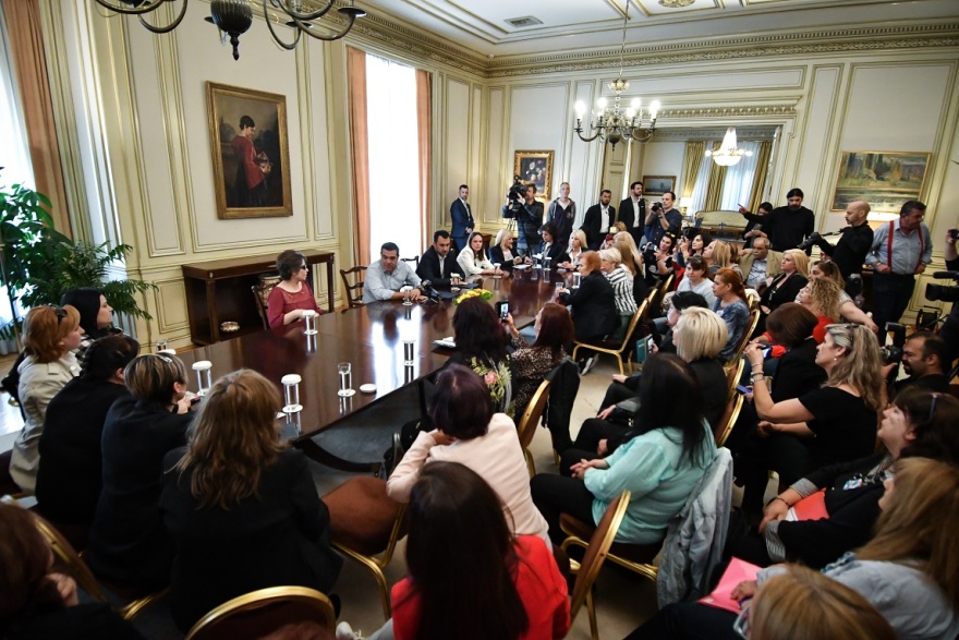 Υποσχέσεις Τσίπρα και στις σχολικές καθαρίστριες: Έταξε αυξήσεις, επανένταξη στα βαρέα και διετείς συμβάσεις