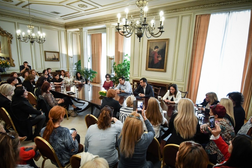 Υποσχέσεις Τσίπρα και στις σχολικές καθαρίστριες: Έταξε αυξήσεις, επανένταξη στα βαρέα και διετείς συμβάσεις