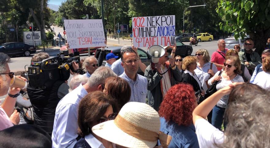 Πυρόπληκτοι από το Μάτι στο υπ. Περιβάλλοντος: «Φτάνει πια ο εμπαιγμός»