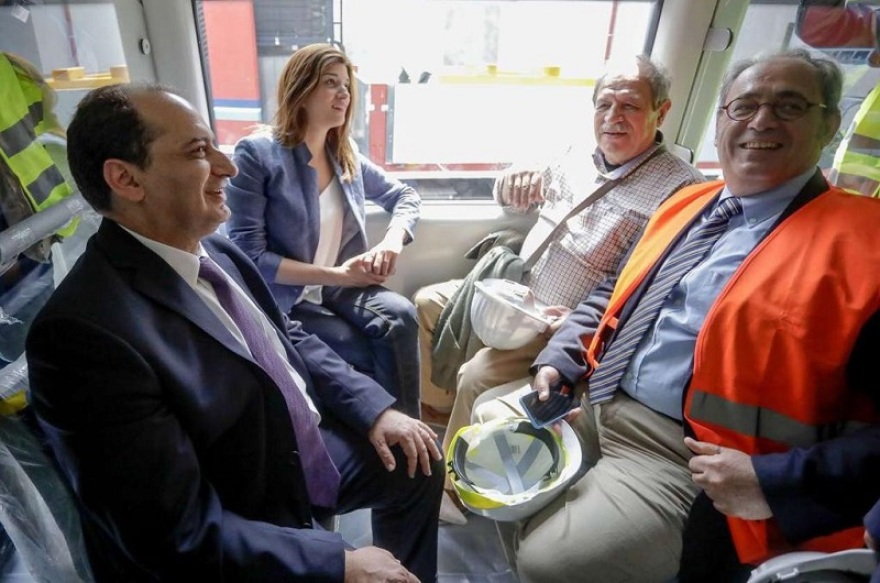 ΝΔ: Η κυβέρνηση εγκαινίασε βαγόνια χωρίς σταθμό και έκαναν βόλτα σε ακίνητο βαγόνι