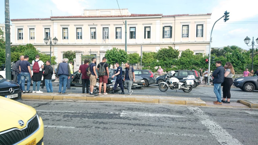 Φωτογραφίες: Καραμπόλα τεσσάρων οχημάτων στη Β. Σοφίας - Τρεις τραυματίες