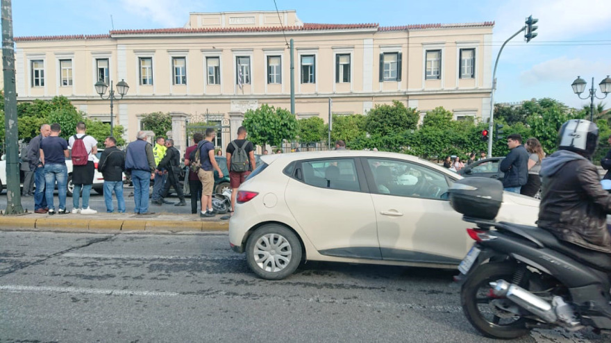 Φωτογραφίες: Καραμπόλα τεσσάρων οχημάτων στη Β. Σοφίας - Τρεις τραυματίες