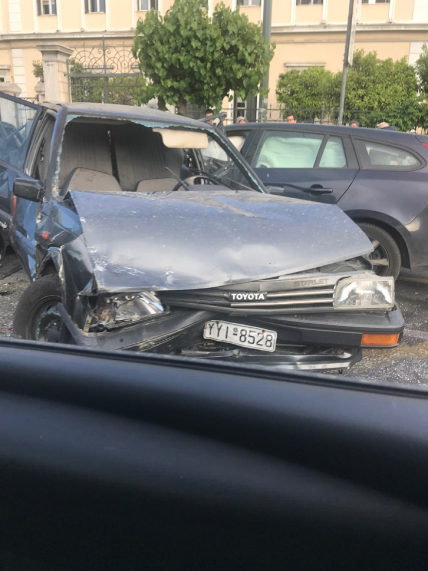 Φωτογραφίες: Καραμπόλα τεσσάρων οχημάτων στη Β. Σοφίας - Τρεις τραυματίες