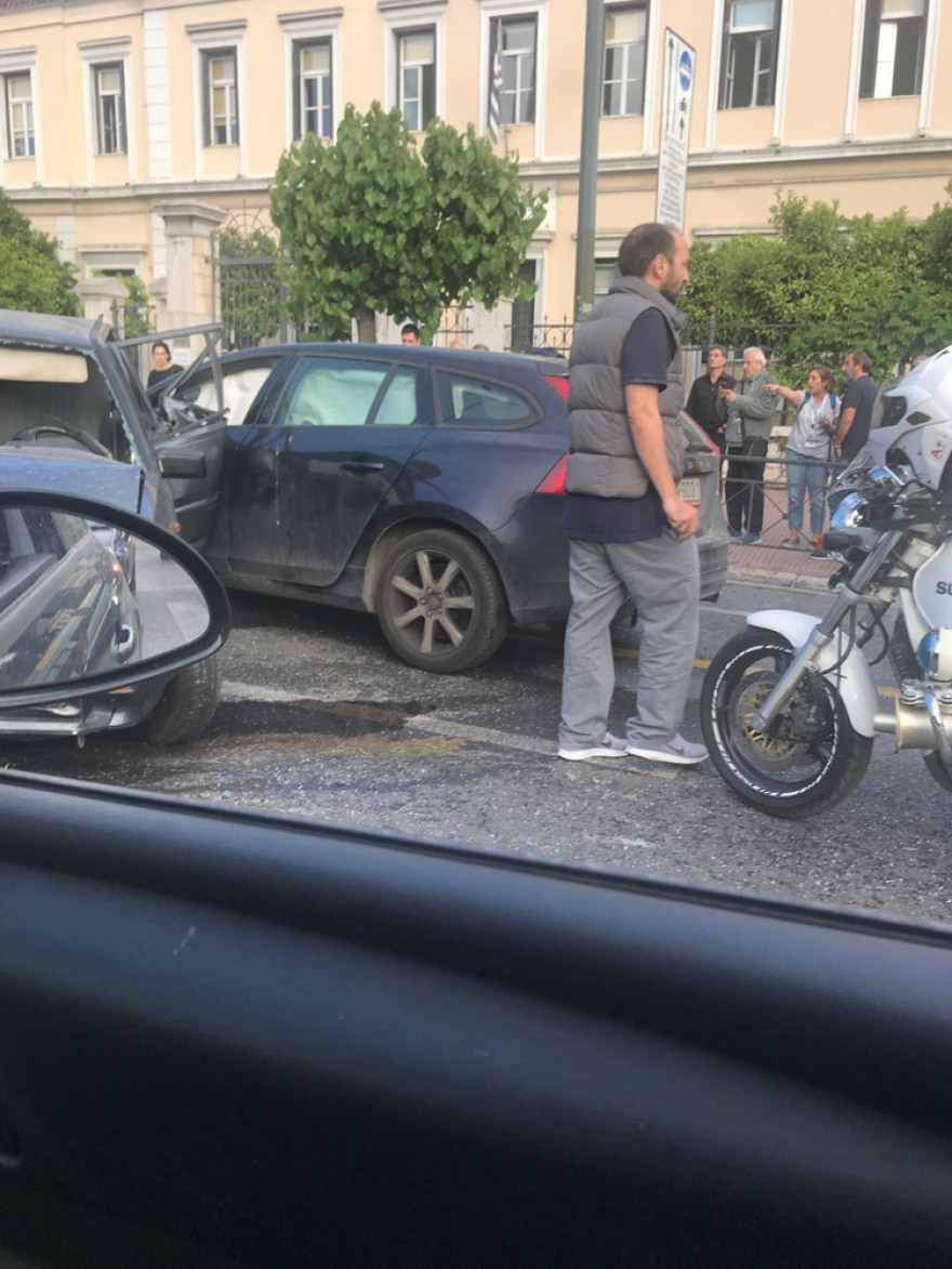 Φωτογραφίες: Καραμπόλα τεσσάρων οχημάτων στη Β. Σοφίας - Τρεις τραυματίες