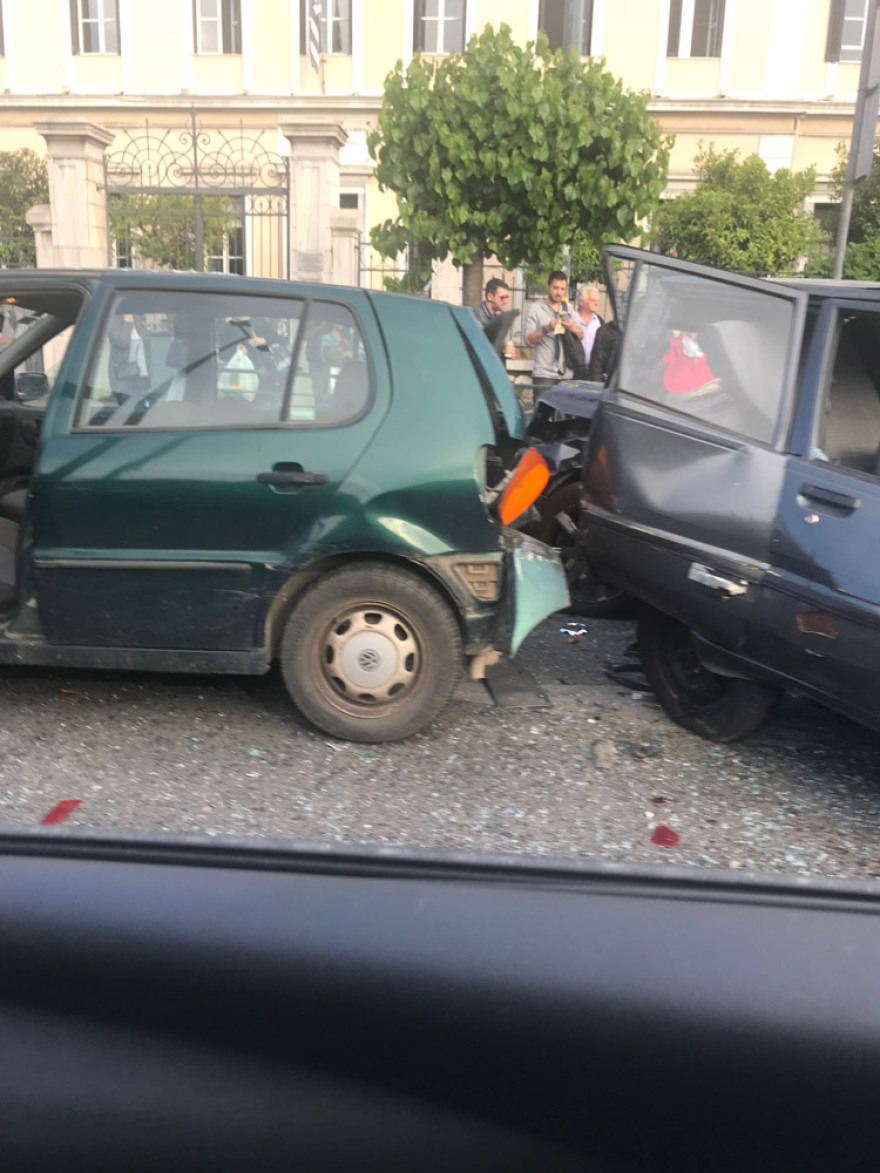 Φωτογραφίες: Καραμπόλα τεσσάρων οχημάτων στη Β. Σοφίας - Τρεις τραυματίες