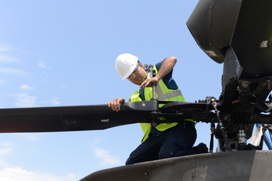 Έφτασαν στην Ελλάδα τα αμερικανικά ελικόπτερα «Kiowa Warrior» και ένα Chinook CH-47D 
