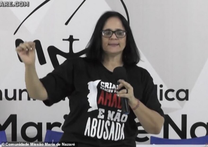 Το... τερμάτισε Βραζιλιάνα βουλευτής: Η Έλσα από το Frozen είναι λεσβία και κάνει τα παιδιά γκέι!