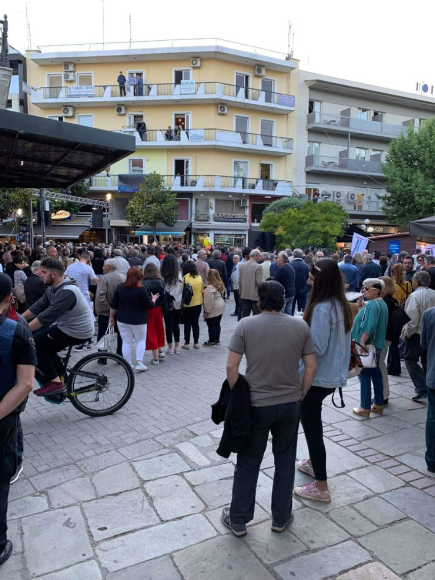 Τσίπρας από τα Τρίκαλα: Δίνουμε τα επιδόματα για να φύγουν οι νέοι από το παιδικό δωμάτιο