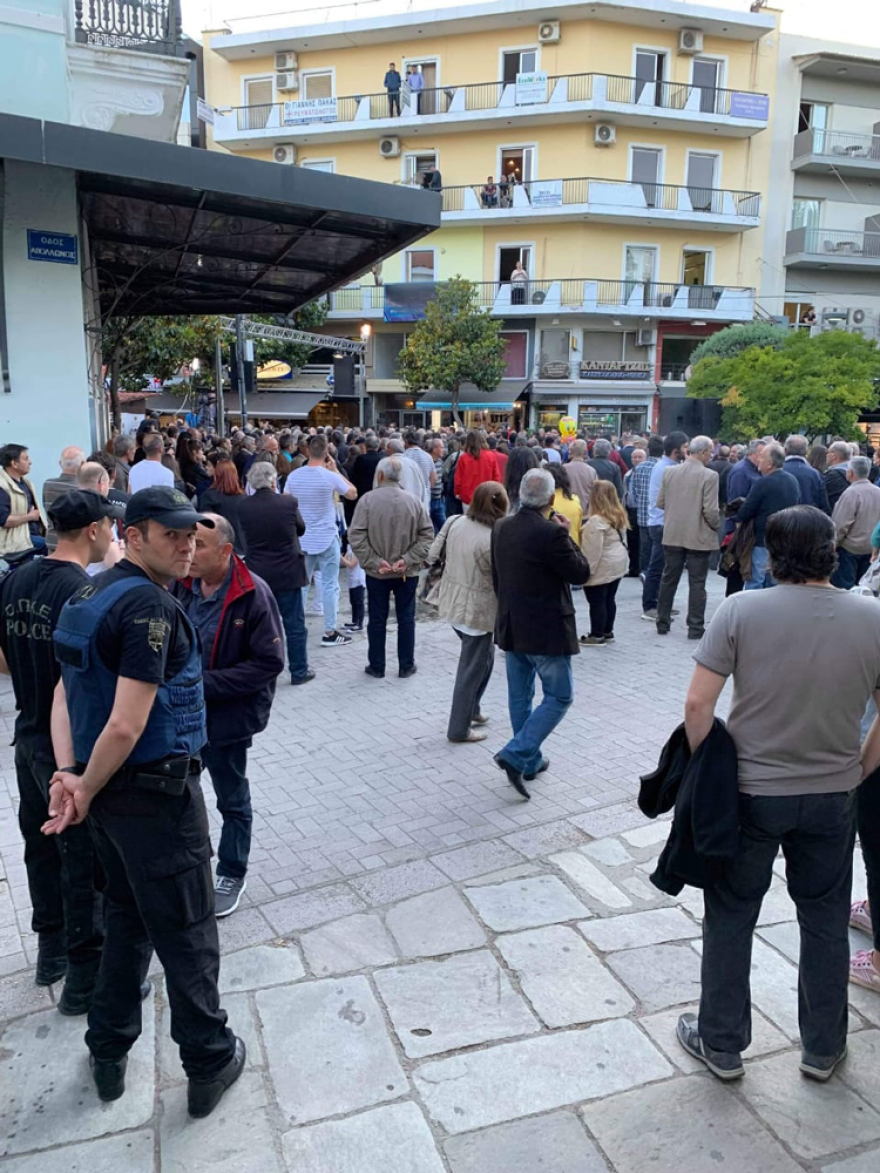 Τσίπρας από τα Τρίκαλα: Δίνουμε τα επιδόματα για να φύγουν οι νέοι από το παιδικό δωμάτιο