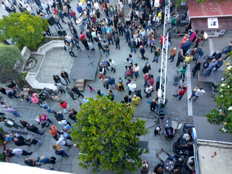 Τσίπρας από τα Τρίκαλα: Δίνουμε τα επιδόματα για να φύγουν οι νέοι από το παιδικό δωμάτιο