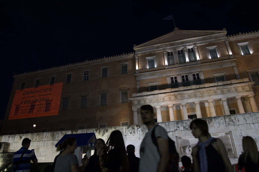 Φωτογραφίες: Η Βουλή φωτίστηκε για την Γενοκτονία των  Ποντίων 