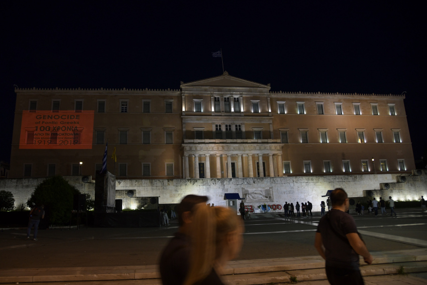 Φωτογραφίες: Η Βουλή φωτίστηκε για την Γενοκτονία των  Ποντίων 