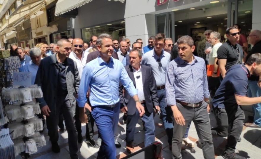 Η ατάκα του Μητσοτάκη σε κουρείο στην Κρήτη: «Δεν πιστεύω να τα παίρνετε ΣΥΡΙΖΑ»