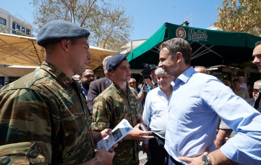 Η ατάκα του Μητσοτάκη σε κουρείο στην Κρήτη: «Δεν πιστεύω να τα παίρνετε ΣΥΡΙΖΑ»