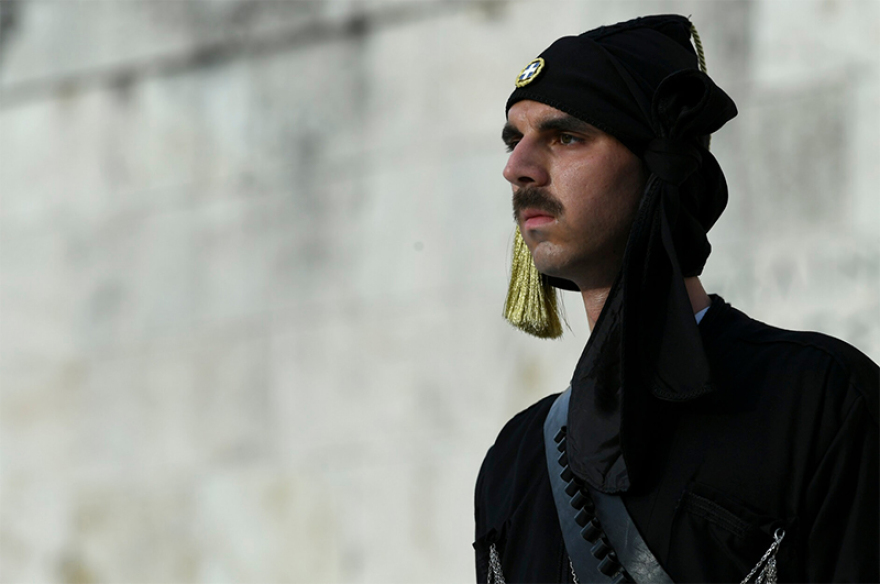 Πόντιοι Εύζωνες άλλαξαν τους Τσολιάδες εις μνήμην της Γενοκτονίας των Ποντίων